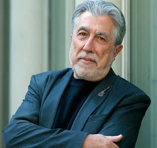 Jordi Sierra i Fabra, autor de más de 500 libros y Premio Nacional de Literatura Infantil y Juvenil, firma esta obra en el momento exacto.